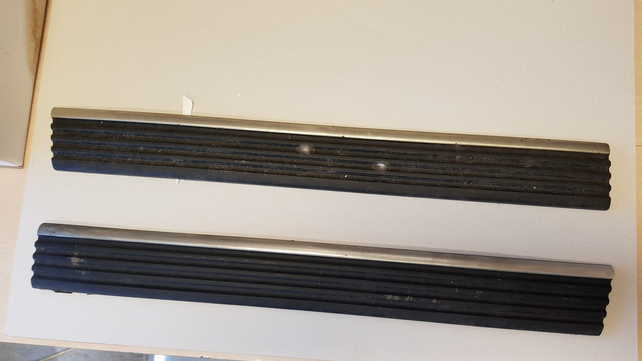 Rear Molding Left Suburban Pre-Owned - BR15740091