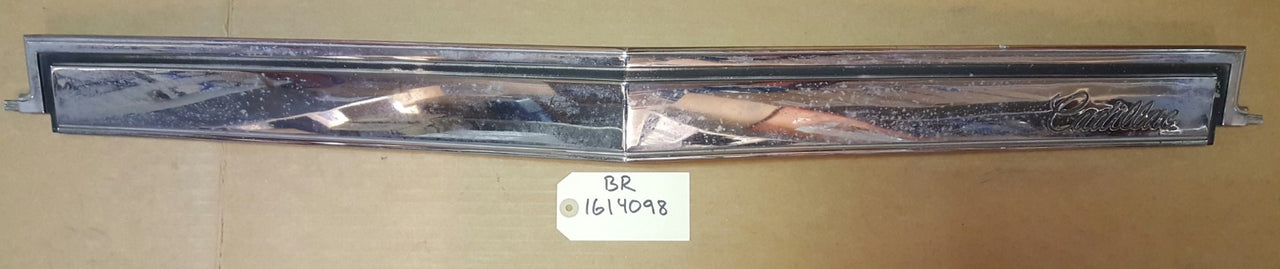 1979 Fleetwood Grille moldind - BR1614098