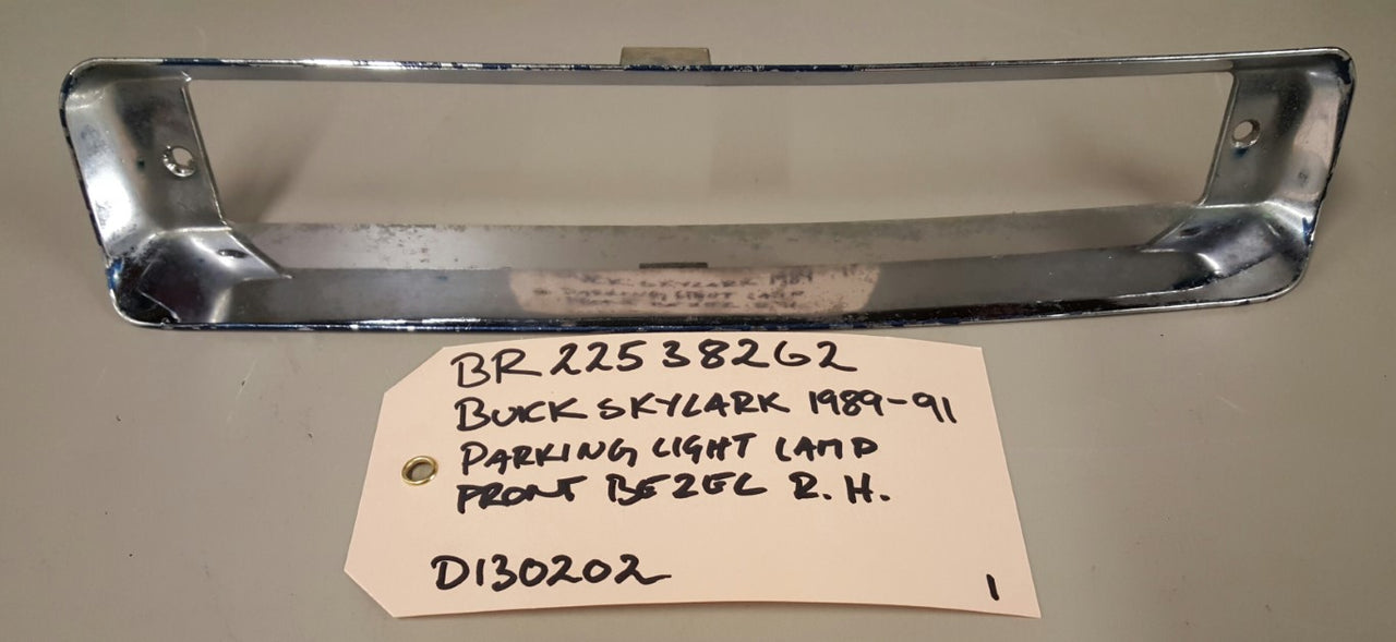 1989-91 Buick Skylark Park light lamp frt Bezel RH - BR22538262