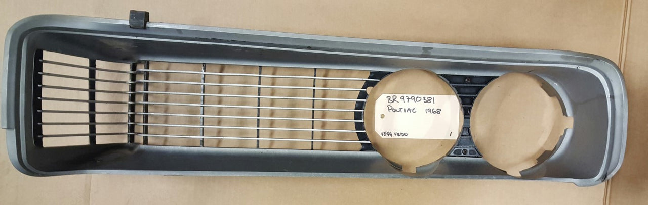 1968 Pontiac Grille LH - BR9790381