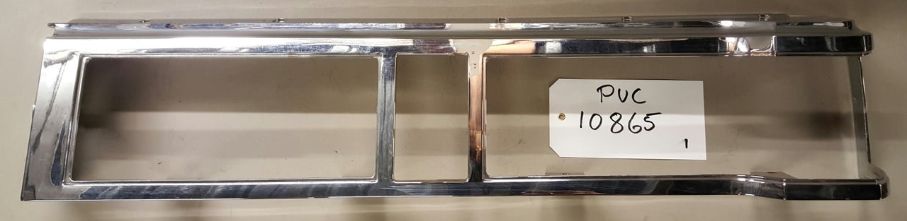 Tail lamp bezel RH - PUC10865