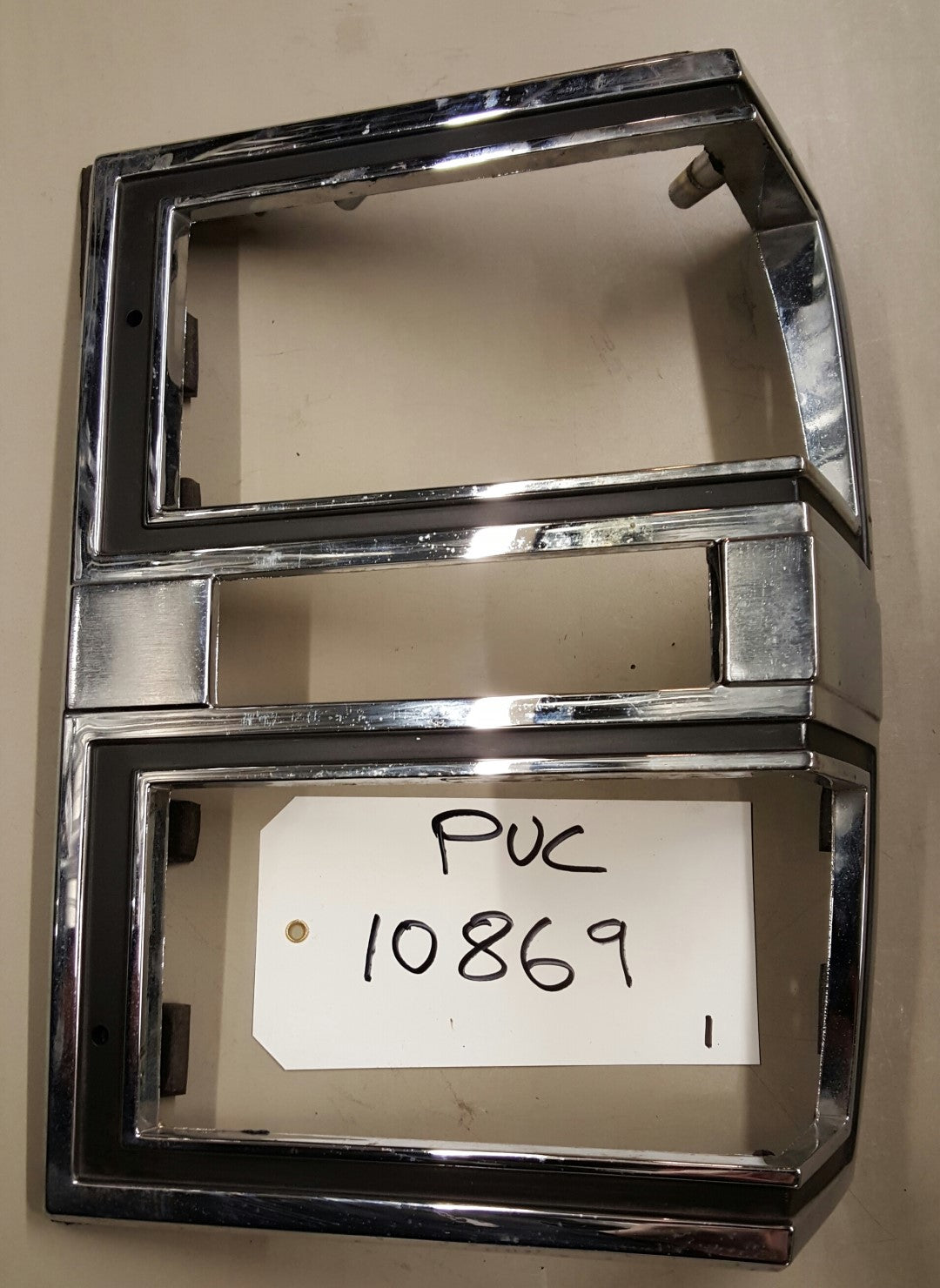 Bezel tail lamp RH - PUC10869