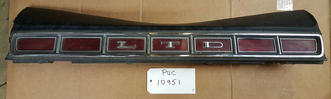 Ford LTD Tail light center - PUC10951