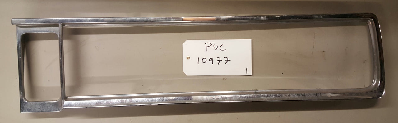 Chevrolet Caprice  Bezel tail lamp RH - PUC10977