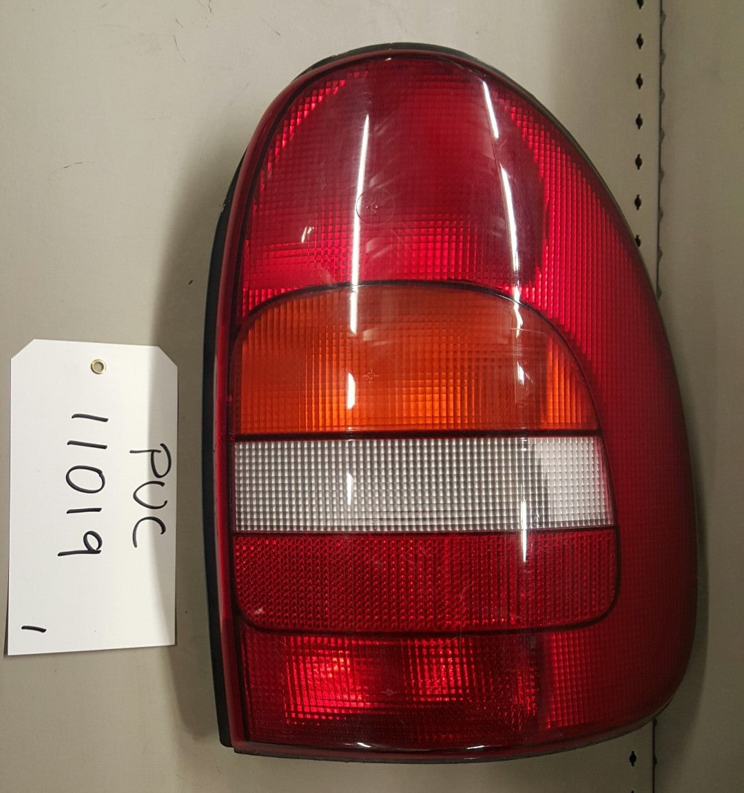 1996-00 Chrysler Voyager Tail lamp RH - PUC11019