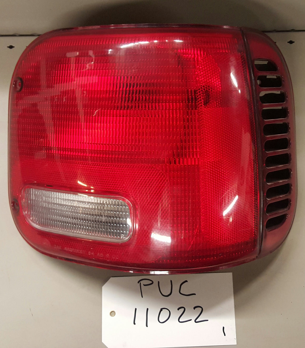 Tail lamp RH - PUC11022