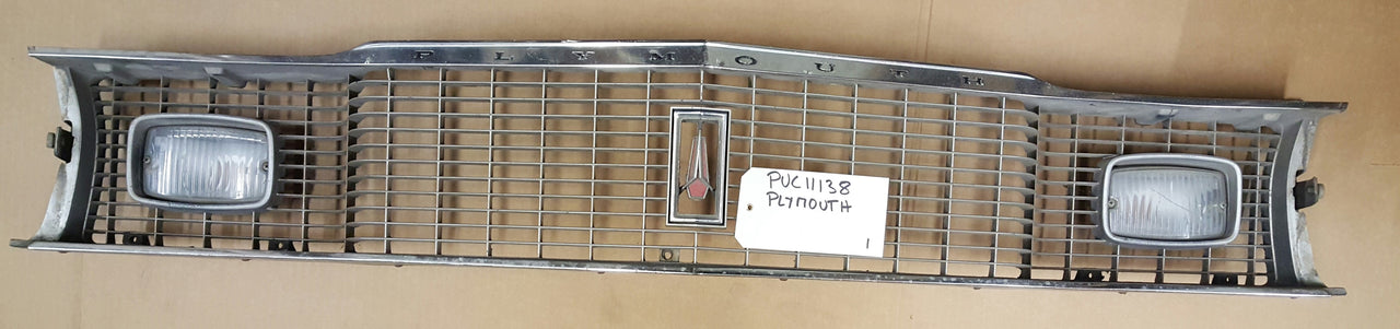 Plymouth Valiant Grille 1975-1976 - PUC11138
