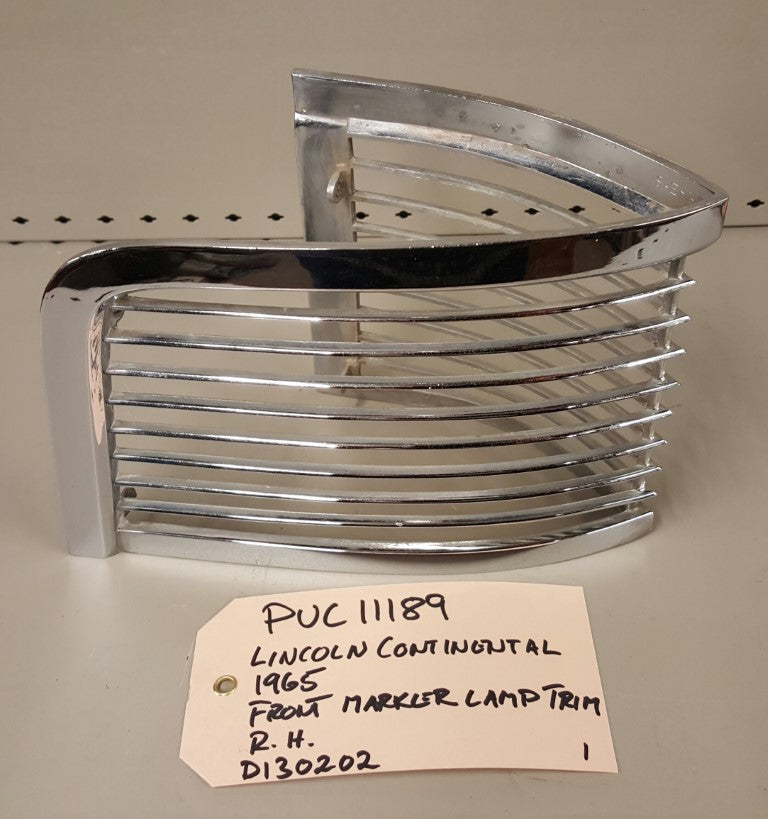 1965 Lincoln Cont. Front marker lamp trim RH - PUC111891