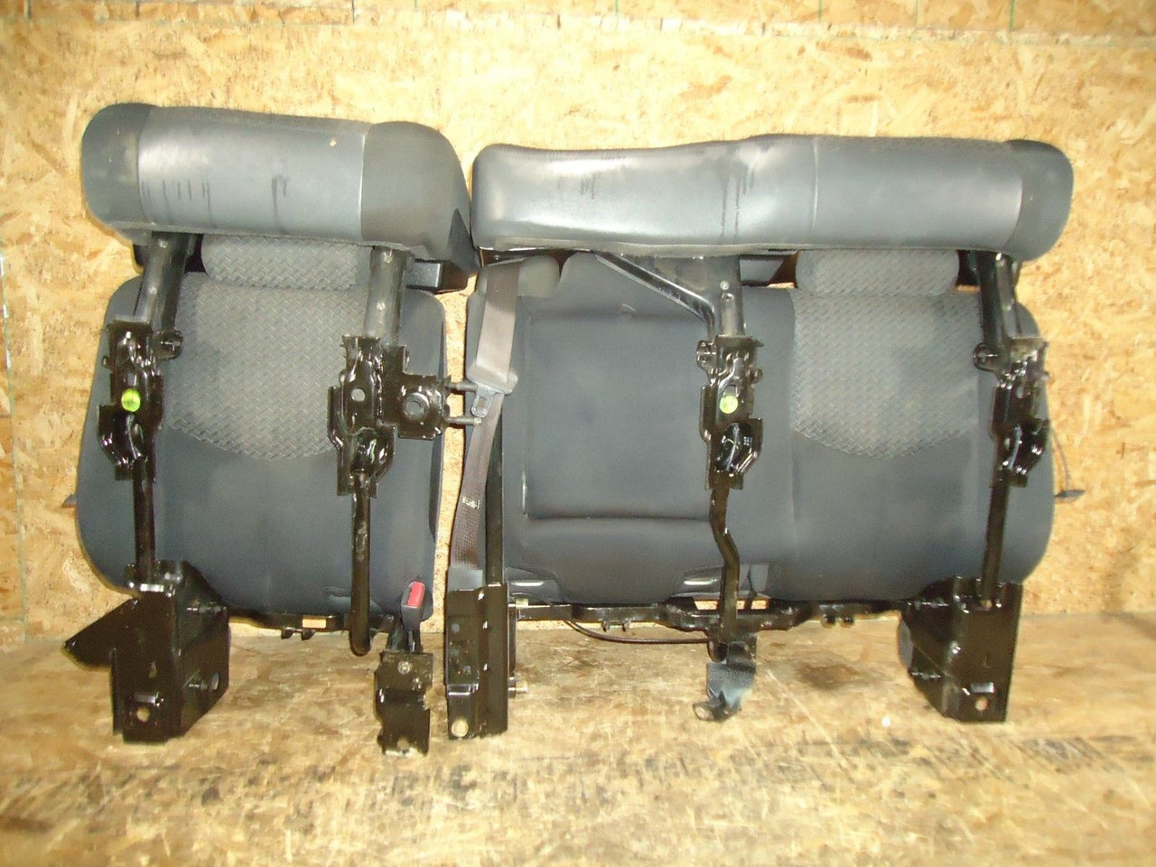 Bakseter 02-06 Chevrolet Avalanche sort/grått stof - PUC20000